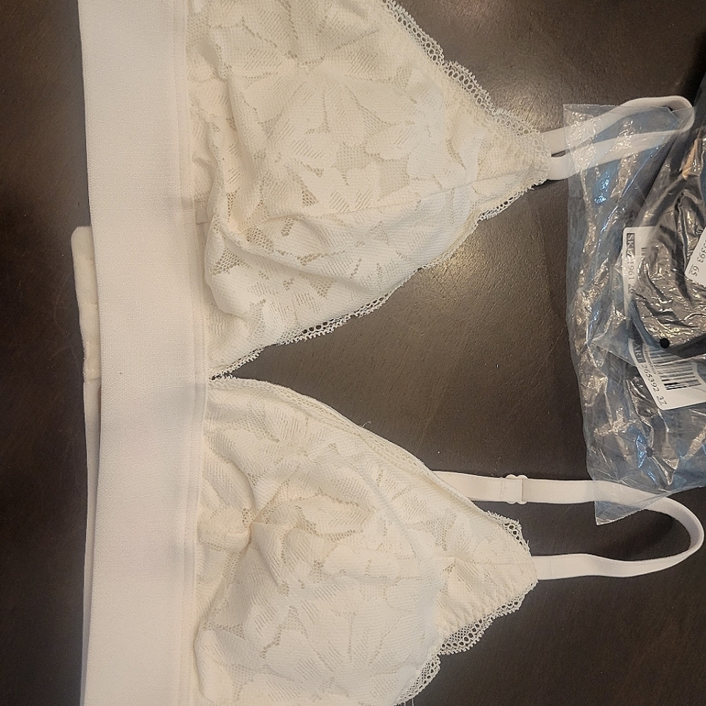 2 VS Bralettes